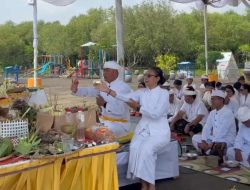 Umat Hindu Ciayumajakuning Gelar Upacara Melasti