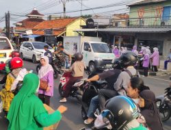 Persit Kodim Kuningan dan Paguyuban Emak Emak Perum Ciporang Semangat Berbagi di Bulan Ramadhan