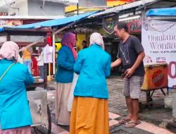 Solidaritas UMKM Kuningan, Bagi Takjil untuk Pedagang Kaki Lima