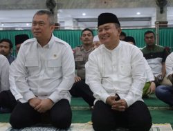 Bersama Menteri Perhubungan RI, Bupati Kuningan Tarawih Perdana di Masjid Syiarul Islam