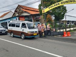 Polsek Kuningan Manfaatkan Momen Ramadhan dengan Berbagi Takjil