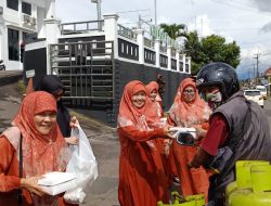 DWP Kemenag Kuningan Bagikan Takjil Ramadhan kepada Masyarakat