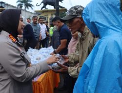 Polresta Cirebon Gelar Bagi-Bagi Takjil dan Sosialisasi Mudik Aman
