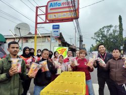 Ramadan Ceria, Alfamart dan Pokja Wartawan Kuningan Bagikan Takjil