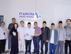 Owner AS Putra Grup Salurkan Zakat Melalui Baznas Kuningan