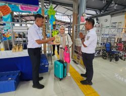 KAI Daop 3 Cirebon Berikan Takjil Gratis Kepada Penumpang Kereta Api