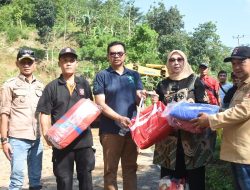 Tinjau Lokasi Longsor di Cantilan dan Ciherang, Wabup Tuti Berikan Bantuan