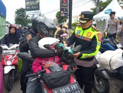 Kapolres Cirebon Kota Bagikan Jas Hujan Kepada Pemudik