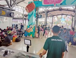 Rela Tak Pulang, Railfans Berlebaran Bersama Pemudik