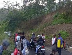 Hujan Lebat Runtuhkan Tebing di Desa Cantilan, Akses Jalan Tertutup Longsor