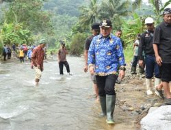 Puluhan Tahun Melintasi Arus Sungai Srigading, Bupati Kuningan Pastikan Jembatan Gantung Akan Dibangun