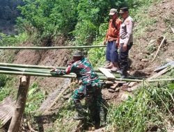 Jalan Putus, Babinsa Bantu Warga Pasiragung Bangun Jembatan Darurat