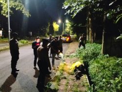 Dikira Meninggal, Pria Tergeletak di Jalan Soekarno Hatta Kuningan Diselamatkan Polisi