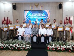 Wamen Ossy Anugerahkan WTAB ke 11 Kantor Pertanahan