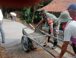 Dukung Pembangunan Infrastruktur Di Wilayah Binaan, Babinsa Bantu Warga Pengecoran Jalan