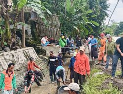 Babinsa Koramil Luragung Bersama Warga Gelar Karya Bakti Bersihkan Anak Sungai di Dukuhpicung