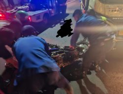 Damkar Kuningan Evakuasi Korban Kecelakaan Dump Truck dan Sepeda Motor