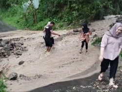 Tanah Longsor Tutup Akses Jalan Kadugede-Hantara, BPBD Kuningan Lakukan Penanganan Darurat