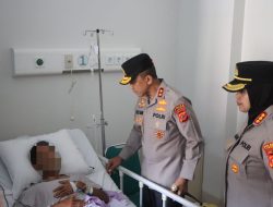 Kapolda Jabar Kunjungi Korban Longsor Gunung Kuda di RS Mitra Plumbon