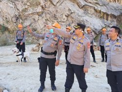 Polda Jabar Kerahkan Tim K9 dalam Pencarian Korban Longsor di Gunung Kuda Cirebon
