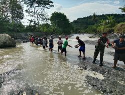 Babinsa dan Warga Cijemit Gotong Royong Kumpulkan Batu untuk Bangun Bronjong Penahan Longsor