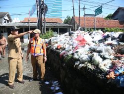 Sidak Pembuangan Sampah Liar di Kedawung, Bupati Imron: Cirebon Harus Bersih, Jangan Jadi Kota Sampah!