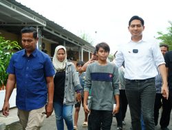 Bupati Lucky Hakim Berikan Kontrakan Rumah Hingga Pekerjaan Bagi Sopiah, Gadis Yang Menghidupi Adiknya
