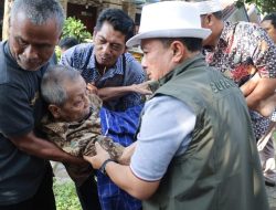 Bupati Kuningan Evakuasi Sahrun, Lansia Sebatang Kara yang Lumpuh di Ciawigebang