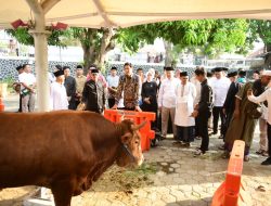 Lucky Hakim dan Syaefudin Pastikan Daging Qurban Terdistribusi dengan Baik