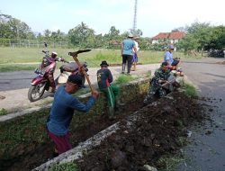 Babinsa Koramil Luragung dan Warga Gotong Royong Bersihkan Irigasi Sungai Pamuruyan