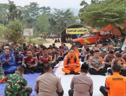 Tim Gabungan Pencarian Korban Longsor Gunung Kuda Gelar Doa Bersama