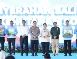 Menhut Serahkan SK Perhutanan Sosial Kepada Kelompok Tani