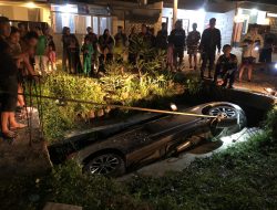 Warga Perumahan Taman Anggrek Kuningan Dikejutkan Oleh Sebuah Mobil Yang Terperosok Kedalam Got