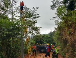 Dukung TMMD, Babinsa Longkewang Dampingi Pemasangan Kabel Listrik Baru