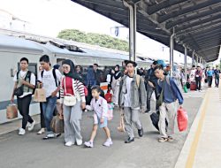 KAI Daop 3 Cirebon Layani 2 Juta Penumpang Selama Semester I 2025
