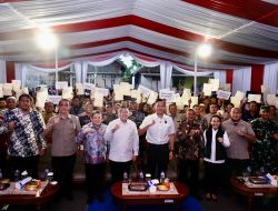 Menko AHY dan Wamen ATR Serahkan Sertipikat Tanah untuk Warga Pacitan