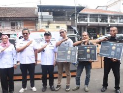 367 PKL di Kawasan Puspa Kuningan Terima Bantuan Stimulan dari Bupati Dian