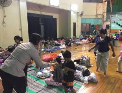 Banjir Terjang Jakarta, Polisi Bagikan Makanan ke Ratusan Korban Terdampak