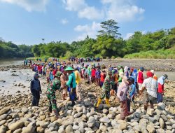 Anggota Polsek dan Koramil Luragung Bantu Warga Bendung Sungai Cisanggarung