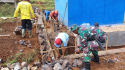 Babinsa Koramil Ciniru Pantau Pembuatan Saluran Irigasi TMMD ke-125 di Sindangjawa