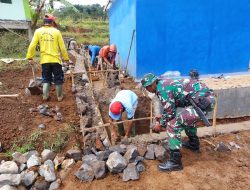 Babinsa Koramil Ciniru Pantau Pembuatan Saluran Irigasi TMMD ke-125 di Sindangjawa