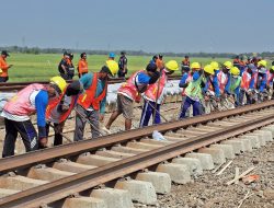 Tingkatkan Keselamatan, KAI Daop 3 Cirebon Lakukan Penggantian Bantalan Beton Rel