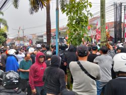 Hujan Deras Tak Surutkan Semangat Massa “Kuningan Melawan” di Depan DPRD
