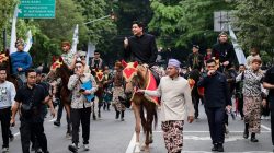 Bupati Indramayu Meriahkan Kirab Budaya HUT Jawa Barat, Disambut Hangat Warga di Sepanjang Jalan