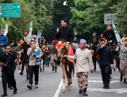 Bupati Indramayu Meriahkan Kirab Budaya HUT Jawa Barat, Disambut Hangat Warga di Sepanjang Jalan