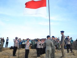 Polda Jabar Kibarkan Merah Putih di Puncak Gunung Ciremai, Rayakan HUT RI ke-80