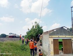 KAI Daop 3 Tertibkan Bangunan Liar di Sekitar Perlintasan Sebidang