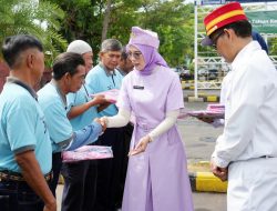 KAI Daop 3 Cirebon Salurkan Program TJSL Kepada 123 Porter Stasiun