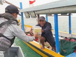 KN Tanjung Datu-301 Bagikan Sembako dan Edukasi Nelayan Banten