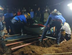 Aksi Heroik Damkar Kuningan: Bantu Keluarga Makamkan Jenazah Obesitas